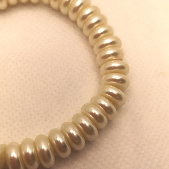 Faux pearl stretch bracelet - Picture 3 of 4
